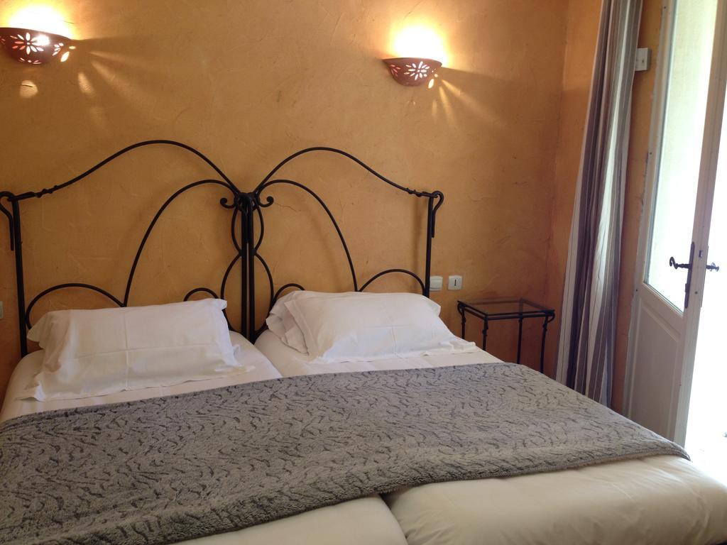 Hotel Lou Caleu Restaurant Le Rocher Des Abeilles Saint-Martin-de-Castillon Exterior foto