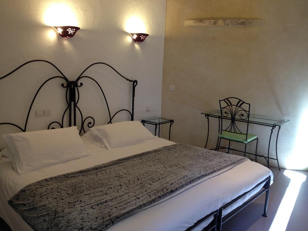 Hotel Lou Caleu Restaurant Le Rocher Des Abeilles Saint-Martin-de-Castillon Zimmer foto