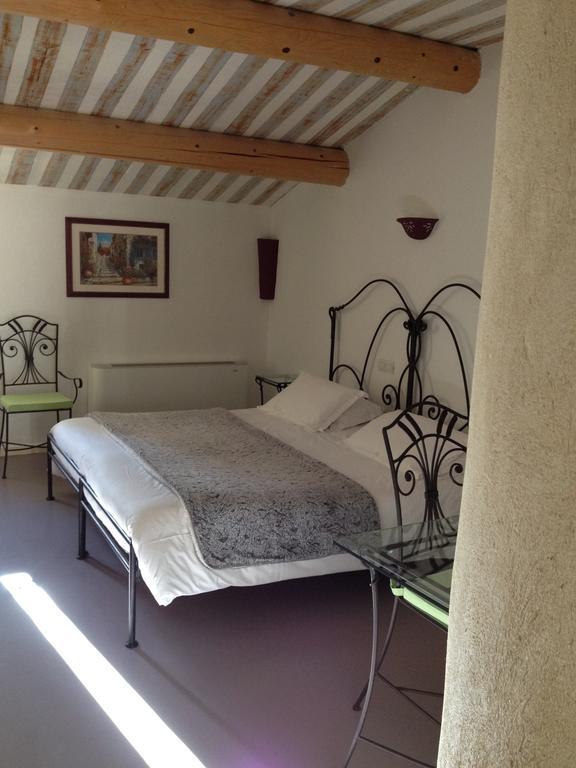 Hotel Lou Caleu Restaurant Le Rocher Des Abeilles Saint-Martin-de-Castillon Zimmer foto