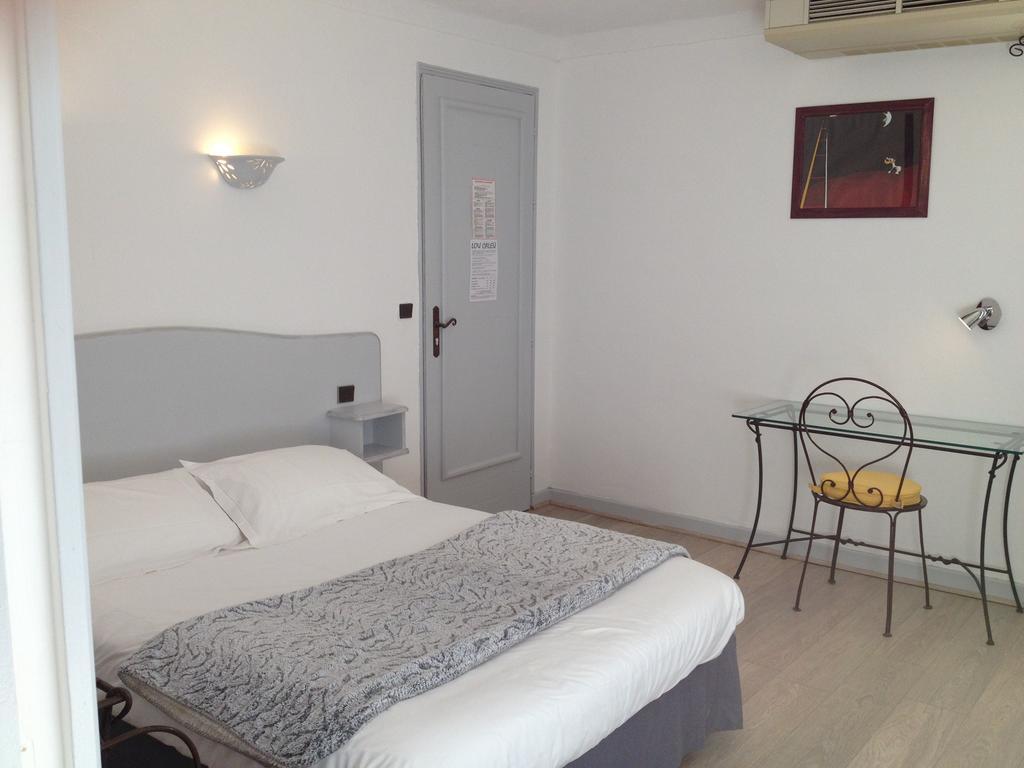 Hotel Lou Caleu Restaurant Le Rocher Des Abeilles Saint-Martin-de-Castillon Zimmer foto
