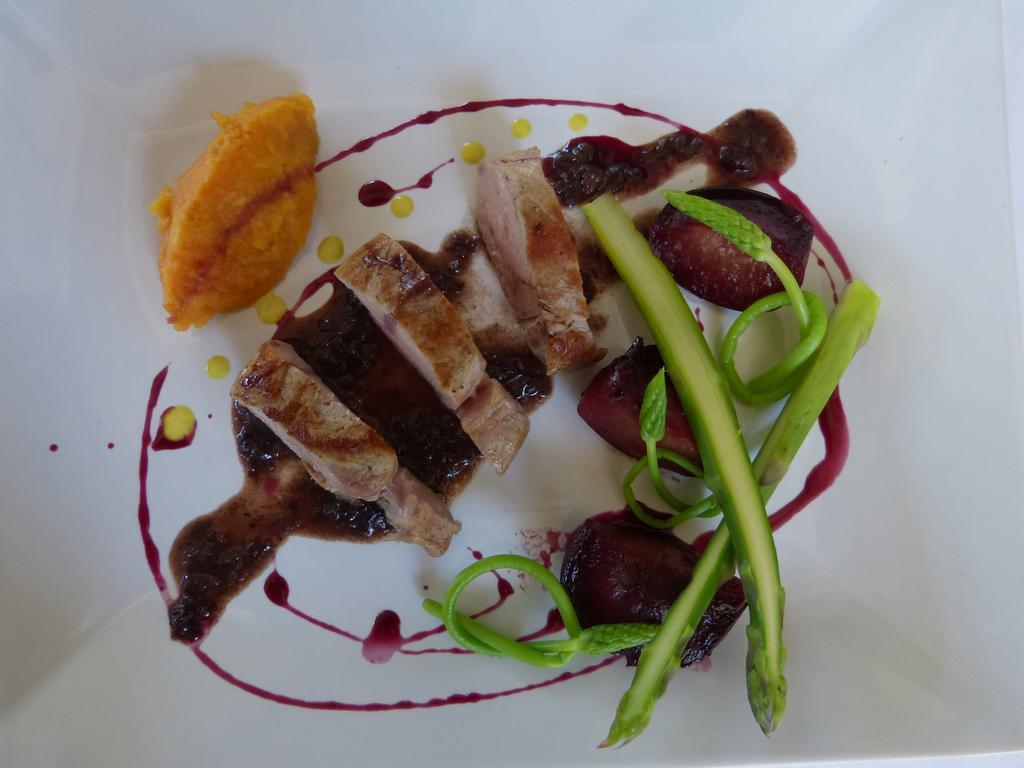 Hotel Lou Caleu Restaurant Le Rocher Des Abeilles Saint-Martin-de-Castillon Exterior foto