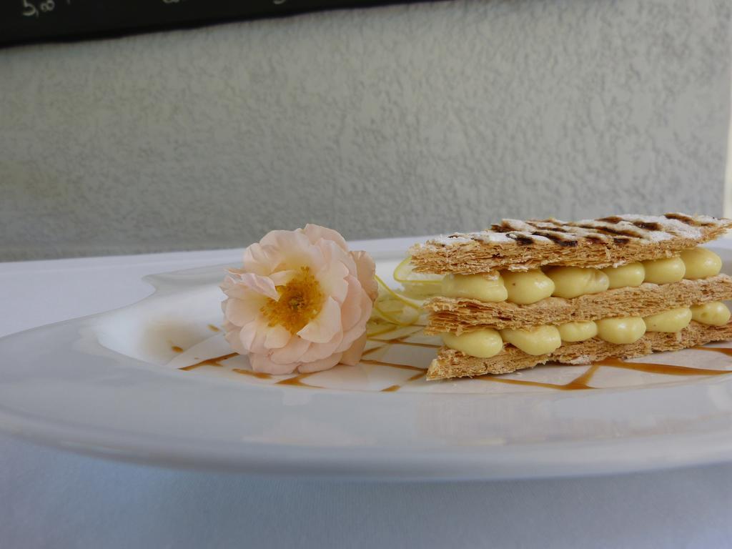 Hotel Lou Caleu Restaurant Le Rocher Des Abeilles Saint-Martin-de-Castillon Exterior foto