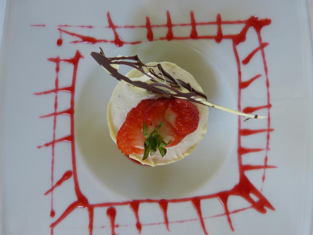 Hotel Lou Caleu Restaurant Le Rocher Des Abeilles Saint-Martin-de-Castillon Exterior foto