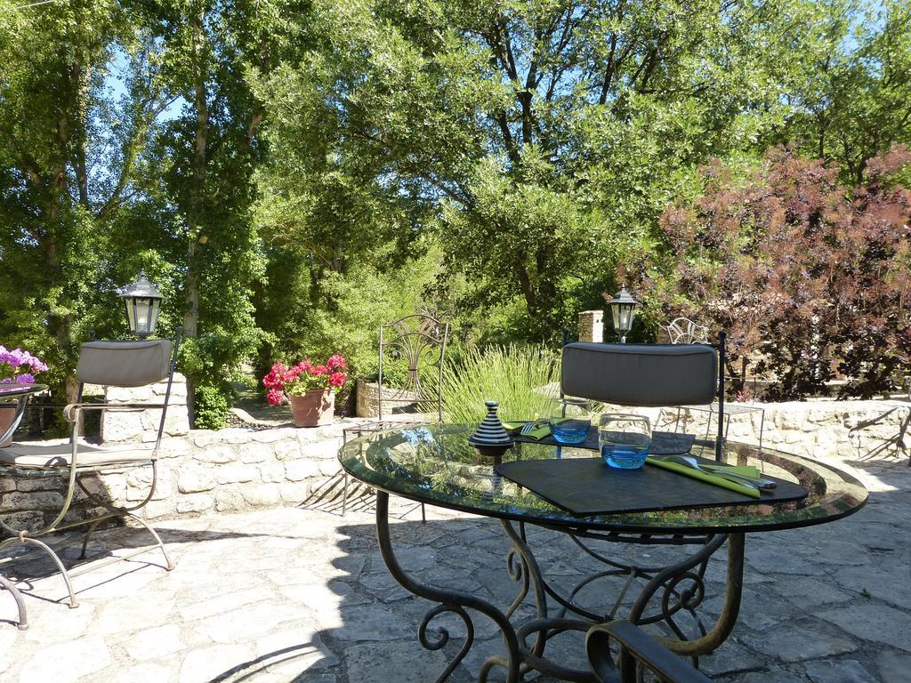 Hotel Lou Caleu Restaurant Le Rocher Des Abeilles Saint-Martin-de-Castillon Exterior foto