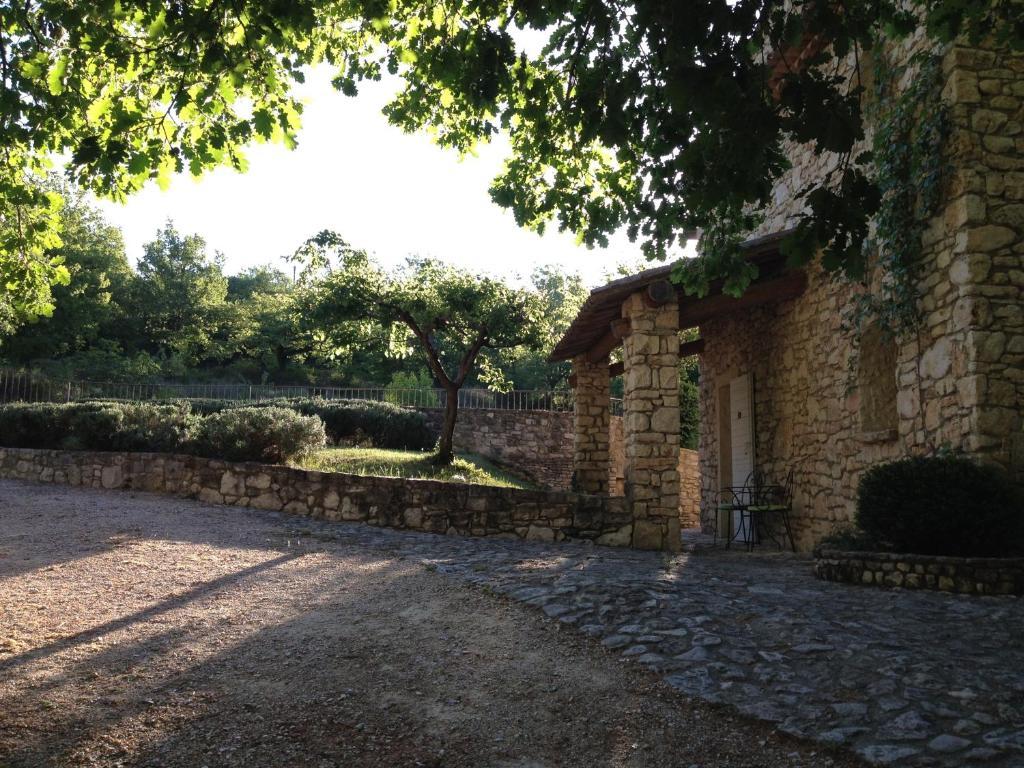 Hotel Lou Caleu Restaurant Le Rocher Des Abeilles Saint-Martin-de-Castillon Exterior foto